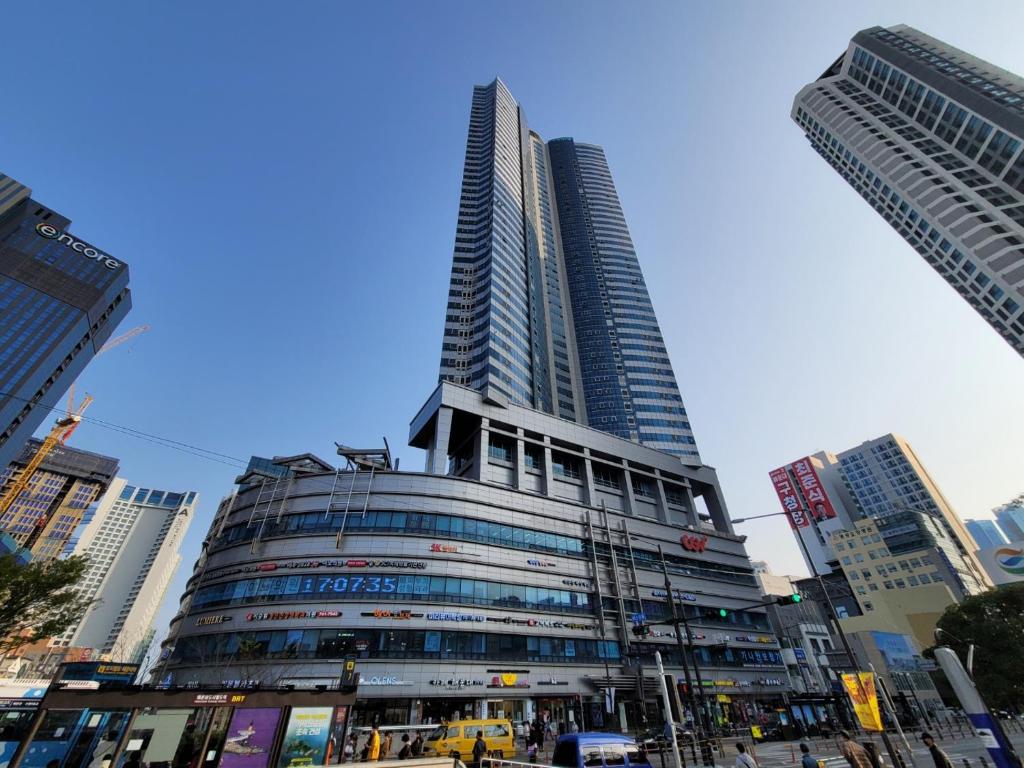 釜山W Residence Hotel的城市中心高楼