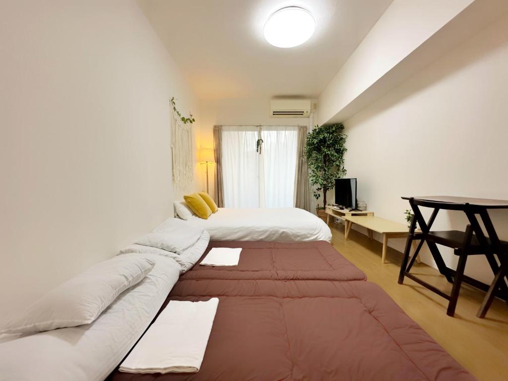 福冈Picolo Hakata的客厅配有沙发和1张床