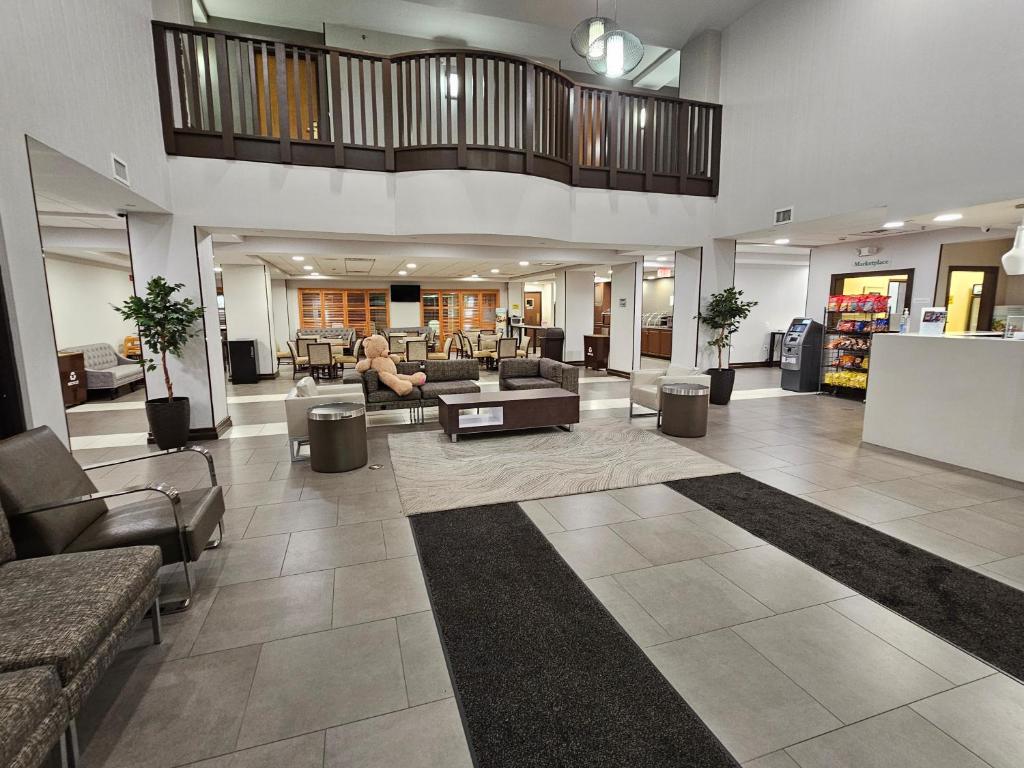 尚蒂伊温盖特温德姆杜勒斯国际酒店的带沙发和椅子的客厅以及大堂。