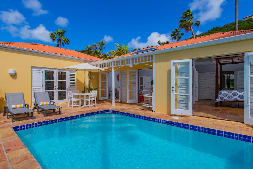 克里斯琴斯特德Seaview Palms Villa - St Croix USVI的一座带游泳池和房子的别墅
