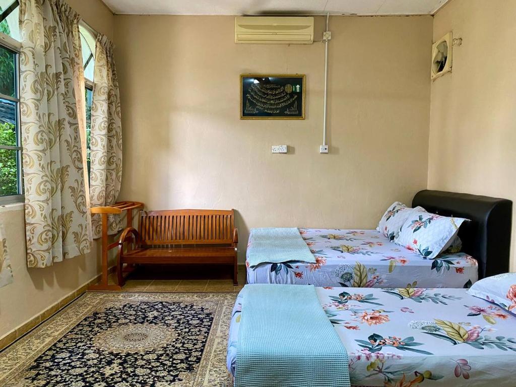 加央COZY GL Roomstay ARAU的一间带两张床和椅子的房间