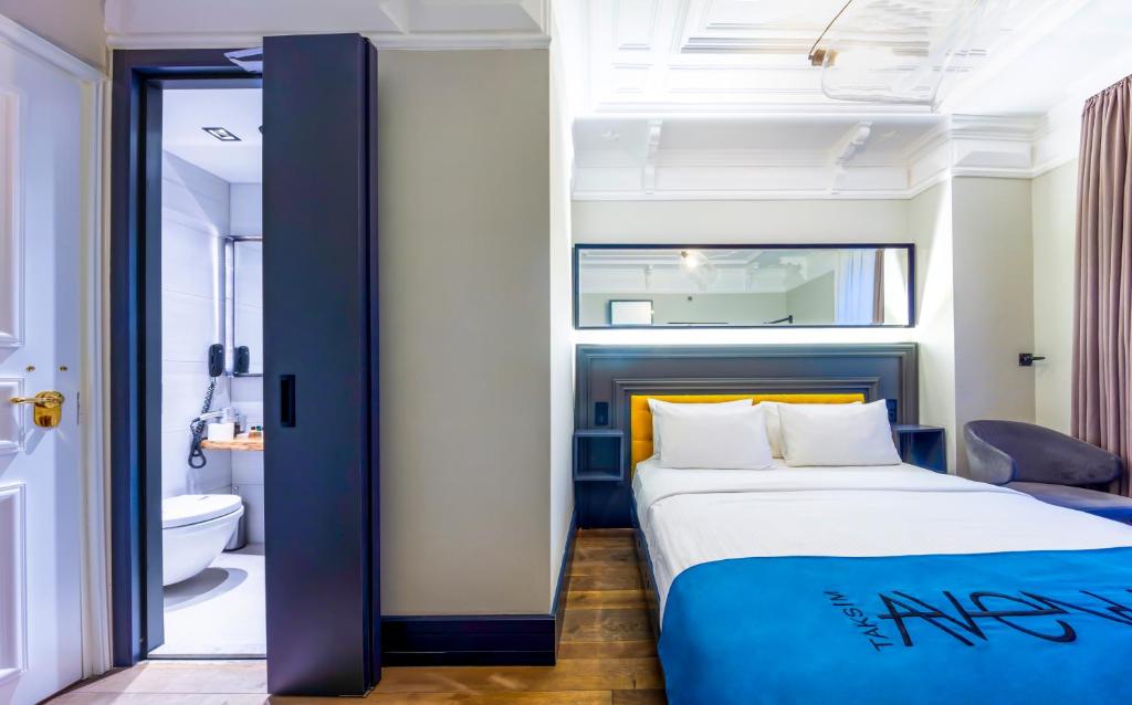 伊斯坦布尔塔克西姆大街公寓的一间卧室设有一张床和一间浴室。