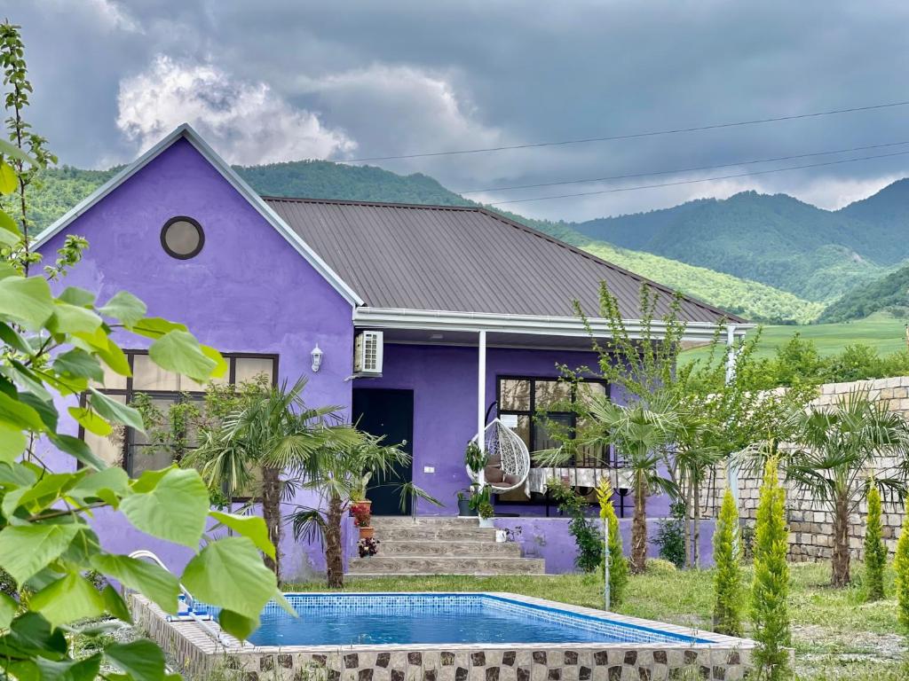 伊斯梅尔雷AkbA-Frame3的一座紫色的房子,前面设有一个游泳池