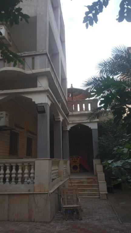 开罗Elfahd的大楼前方设有楼梯和楼梯