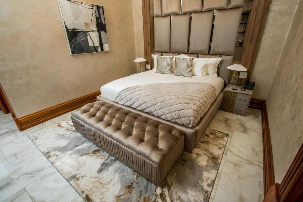 波罗瓜尼Mekete Boutique & Events的一间卧室配有一张大床和软垫床头板