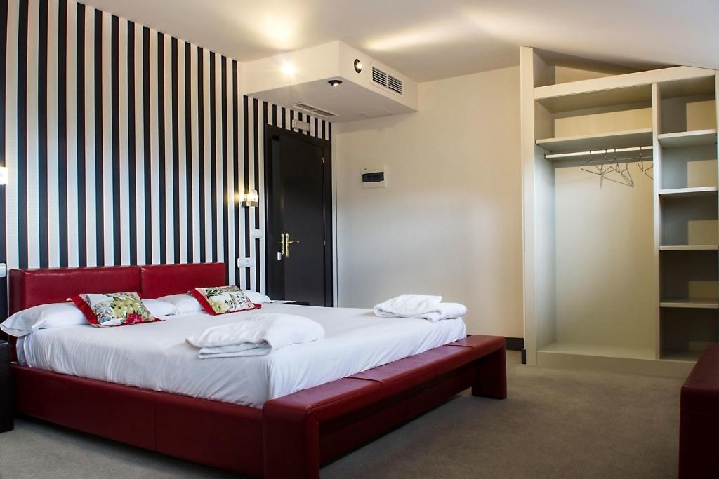 Valdeavellano de Tera特拉特玛尔酒店的一间卧室配有一张大床和红色长凳
