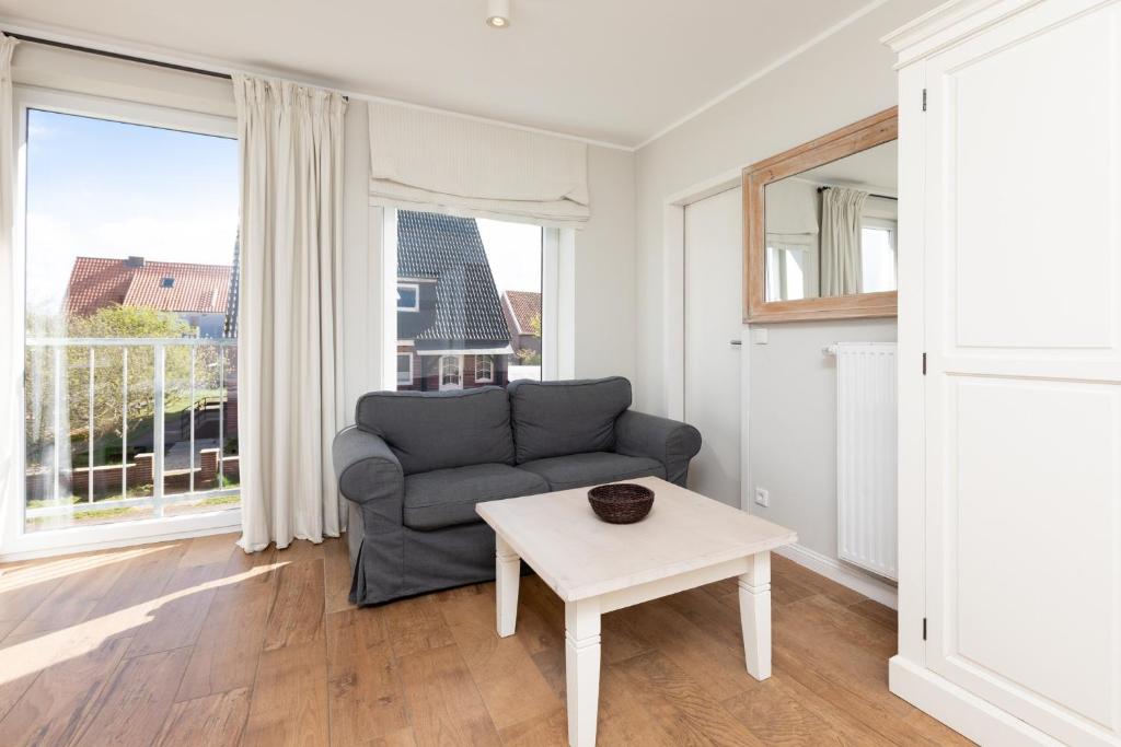 于斯德Haus Delft Lita的客厅配有沙发和桌子