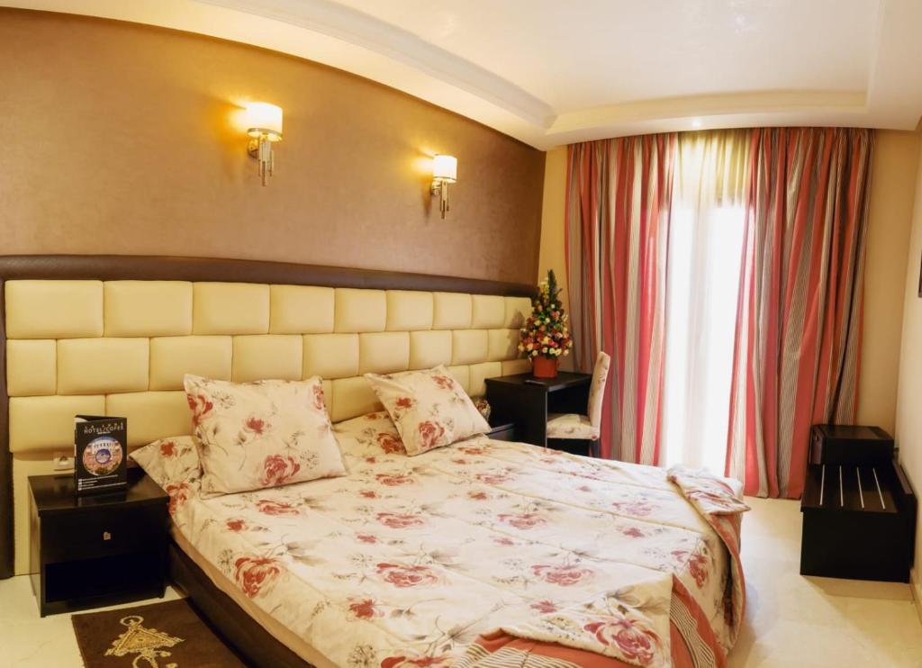 贝尼迈拉勒Hotel La Luna的一间卧室设有一张大床和一个窗户。