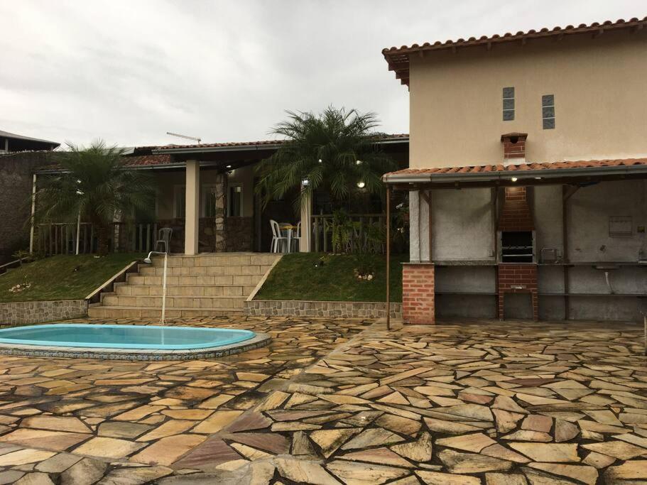 尤西德福拉Casa para temporada e hospedagem的房屋前有游泳池的房子