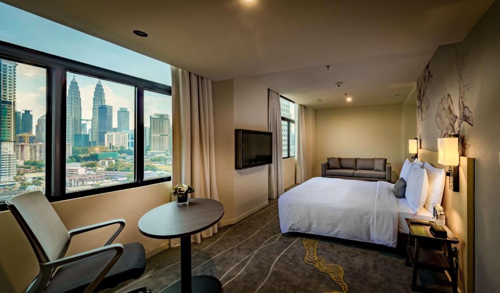 吉隆坡Hilton Garden Inn Kuala Lumpur - North的酒店客房设有一张床和一个大窗户