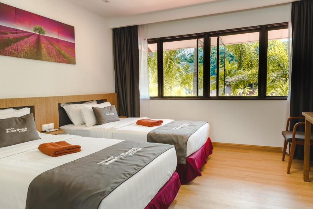 邦咯邦咯沙滩度假村的带窗户的酒店客房内的两张床