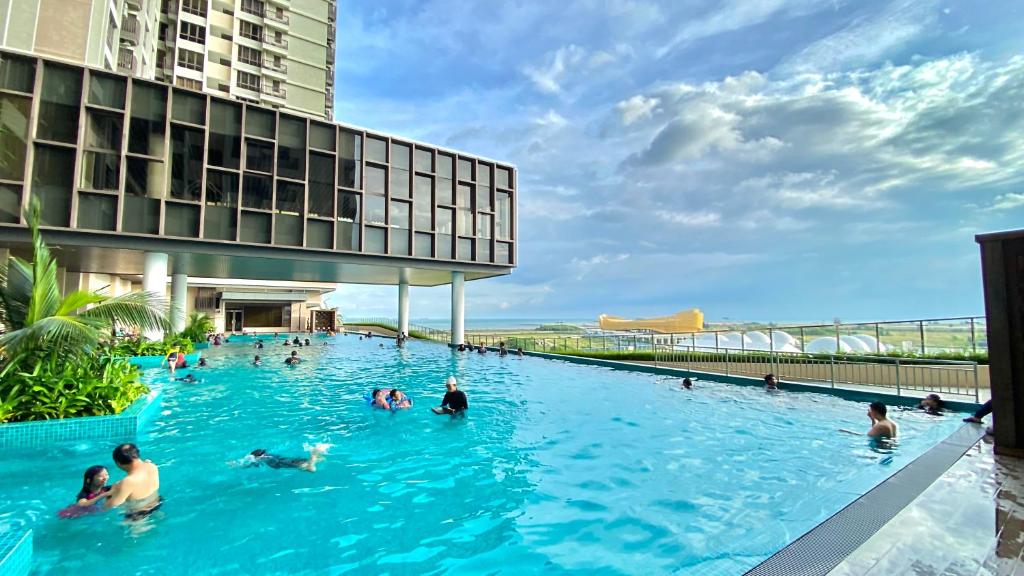马六甲Bali Residence with Living Hall Melaka的一群人在游泳池游泳