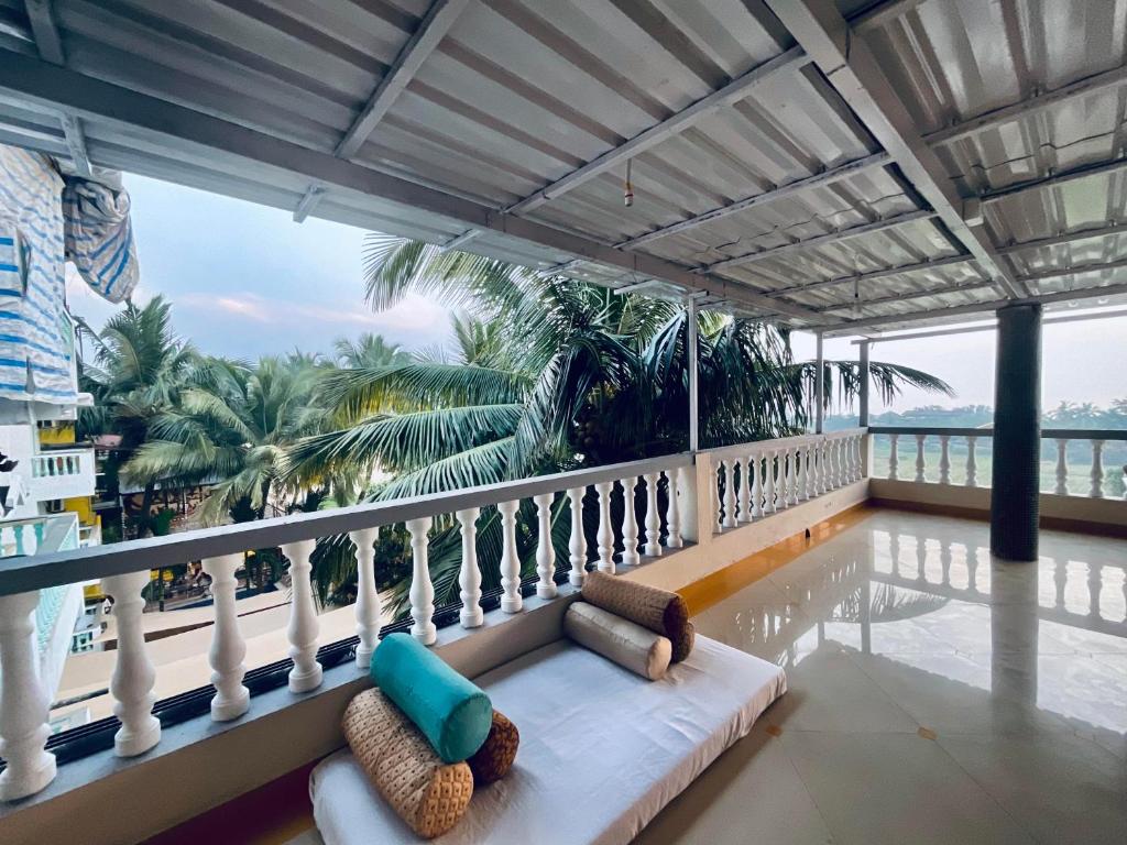 莫尔吉姆Nagas Hotel Satyavati Morjim的阳台配有沙发,享有海景。