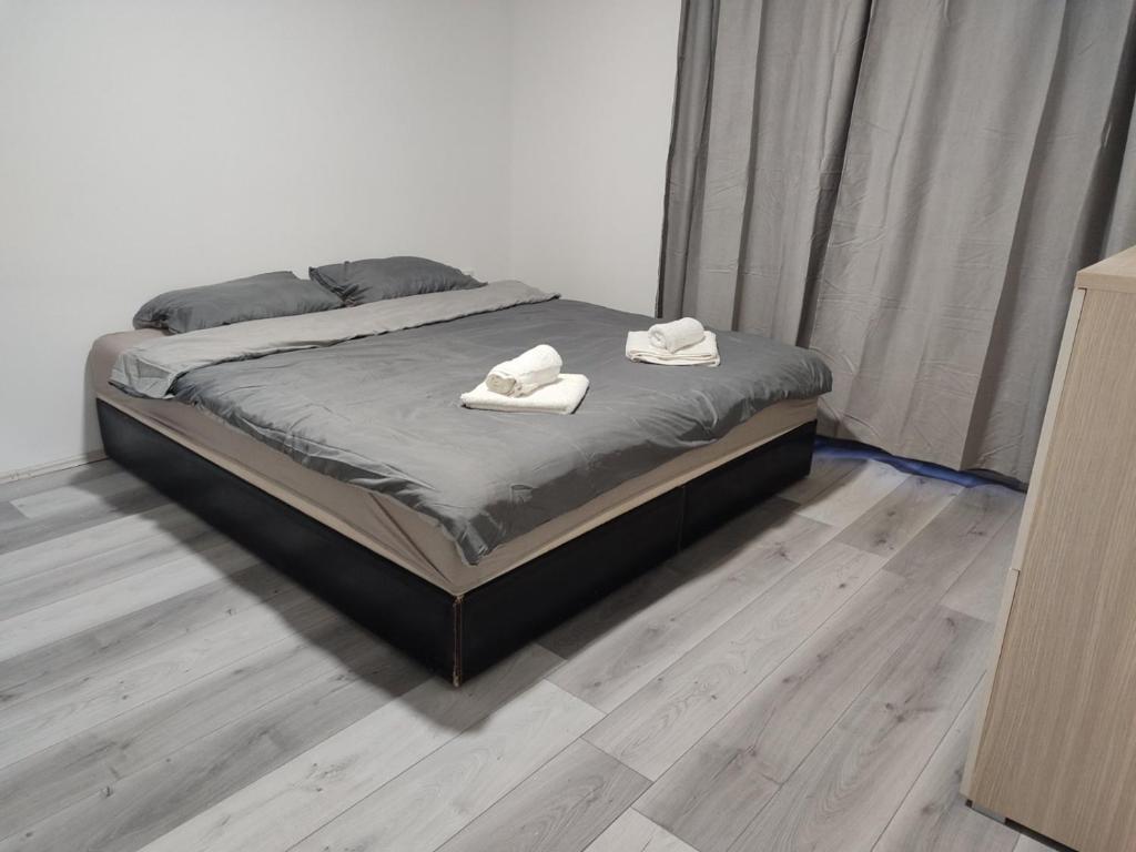 尼什Apartmani Hub的床上有两条白色毛巾
