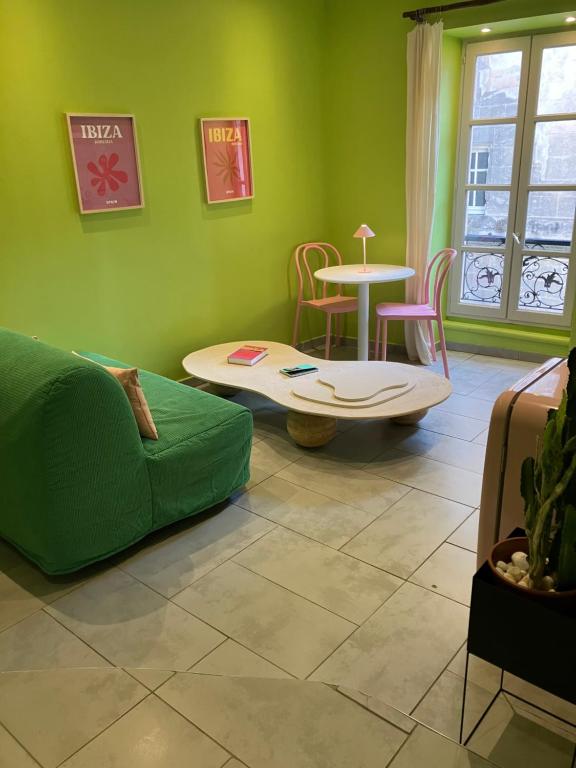 阿尔勒Appartement Ibiz’Arles的绿色的客厅配有沙发和桌子