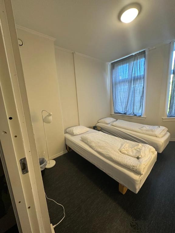 奥斯陆Center Apartments Group的小型客房 - 带2张床和窗户