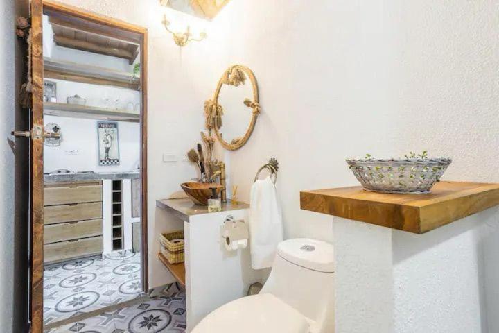 瓜塔佩Ibuku Hotel Guatapé - Chalets的浴室配有白色卫生间和盥洗盆。