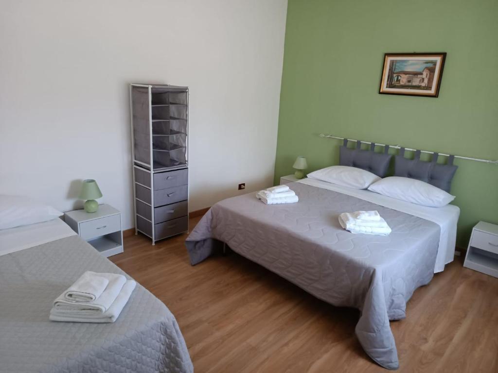 CastelterminiCasa vacanze Sicilia的一间卧室配有两张床和梳妆台。