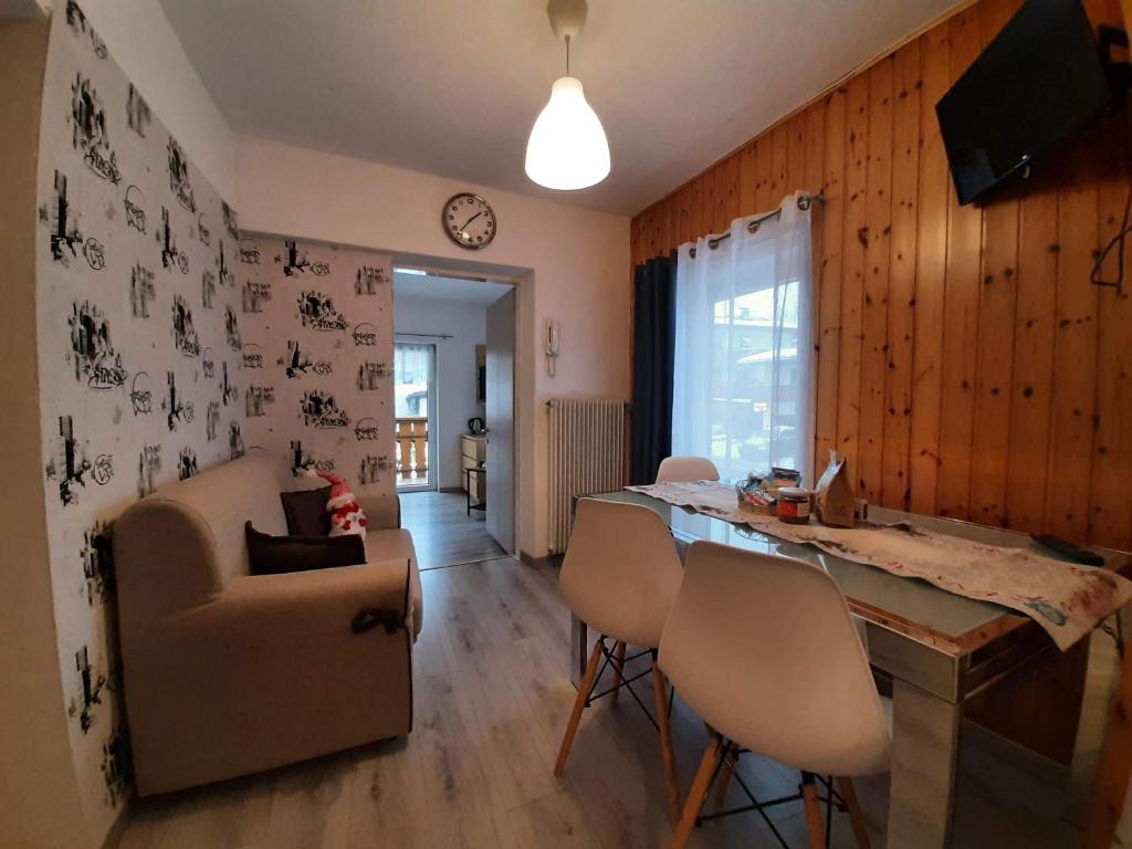 博萨迪法萨Appartamento Casa Montagna Lory的厨房以及带桌椅的起居室。