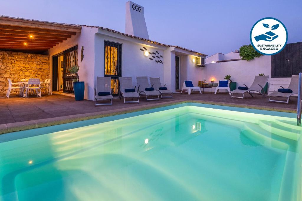 阿尔布费拉Villa Belize by Algarve Vacation的房屋前的游泳池