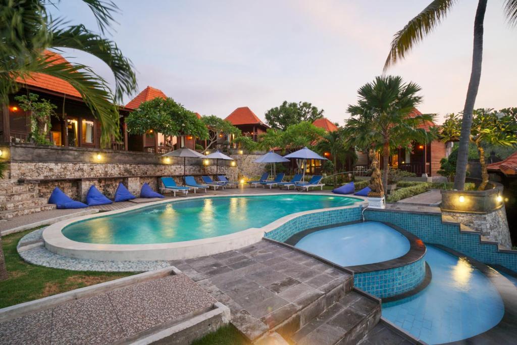 珀尼达岛Villa Vilah的度假酒店的游泳池