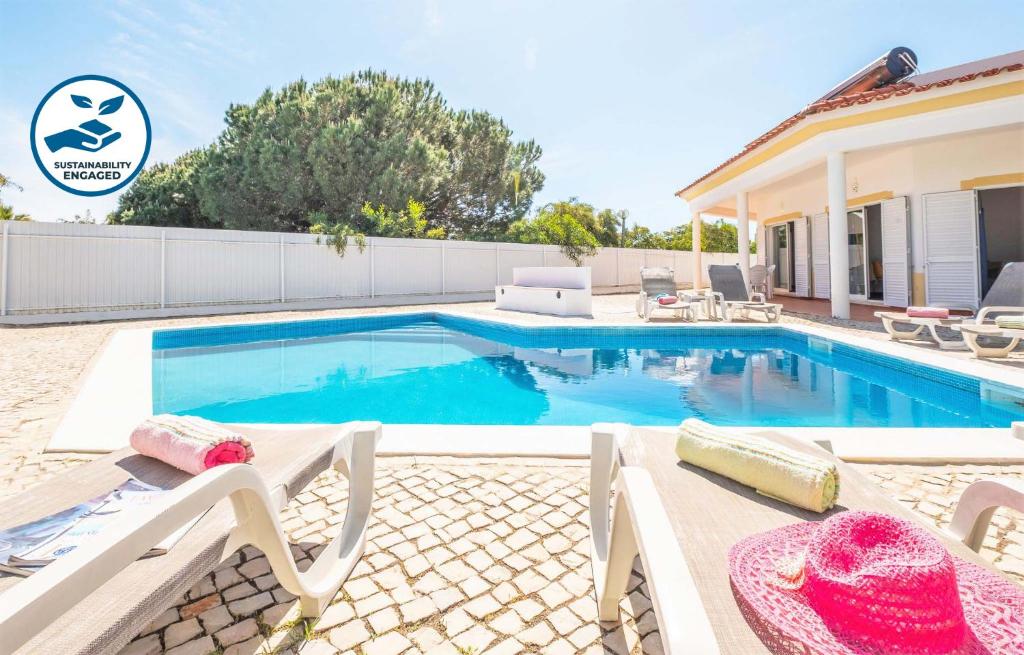 阿尔布费拉Villa Bermudas by Algarve Vacation的一座带房子的庭院内的游泳池