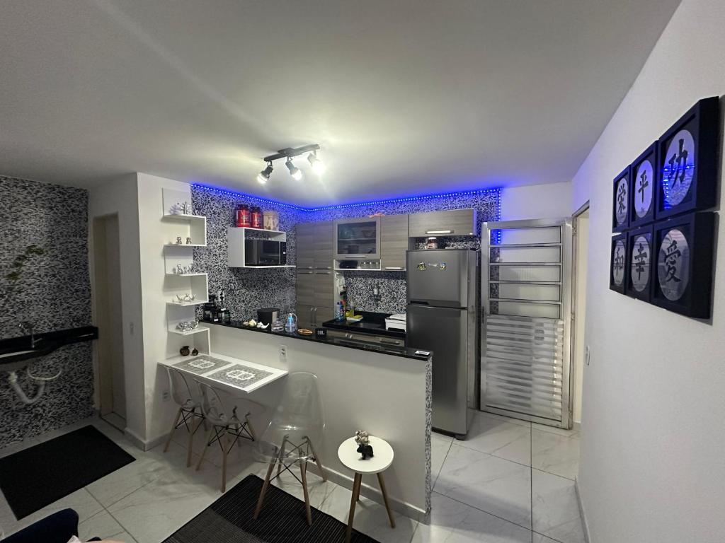 BayeuxAero-Quarto Aconchegante的厨房配有柜台、冰箱和水槽