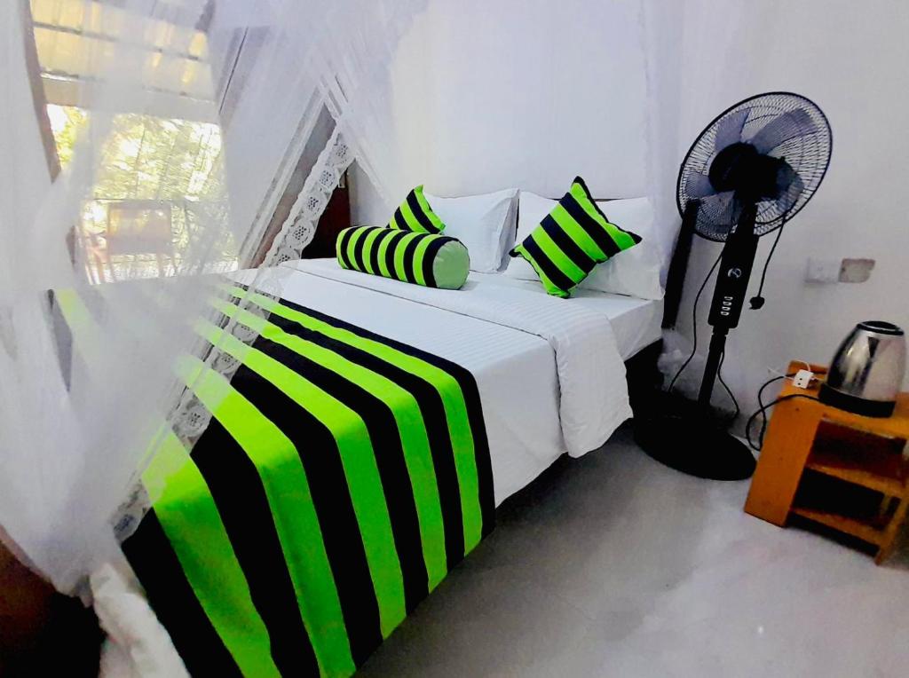 埃拉Ella South Star的一间卧室配有一张带绿色和黑色条纹的床