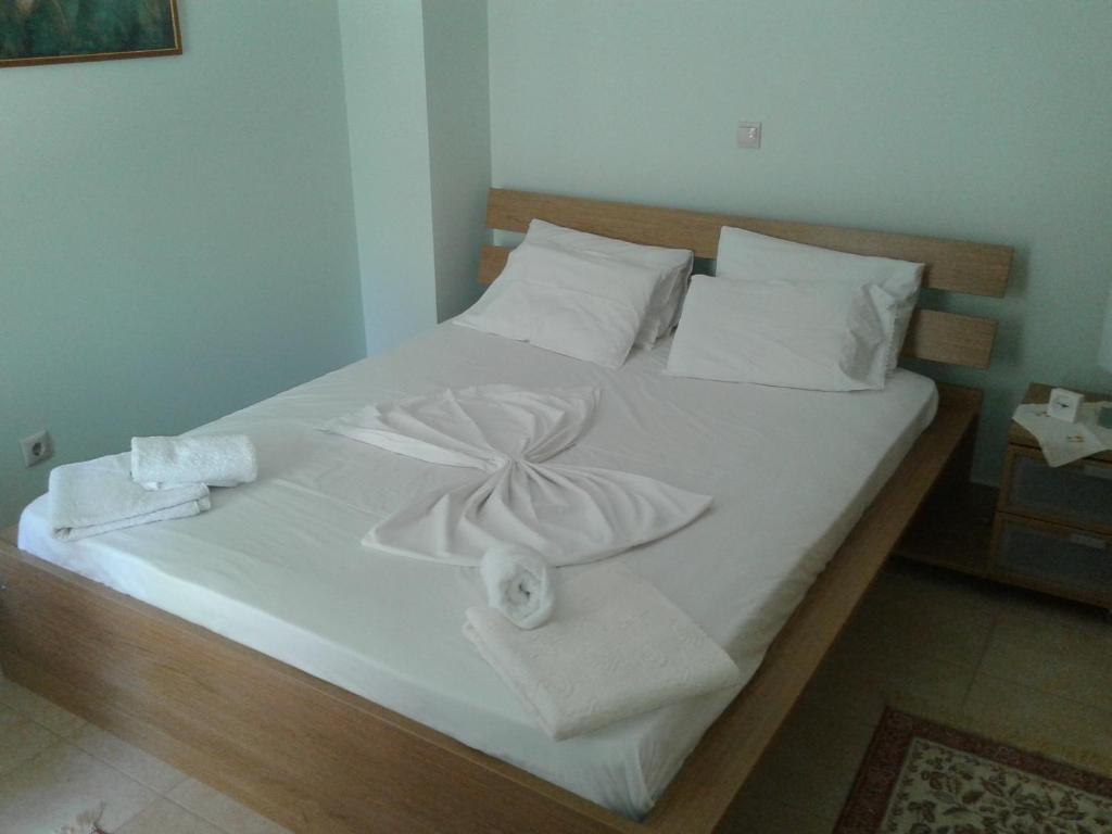 雷夫卡达镇Spiro's Apartment的一张带毛巾的大型白色床