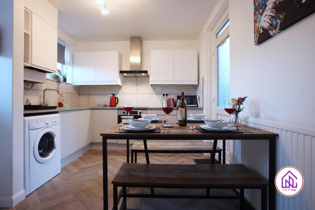 巴斯Highfield House, Great Location, Free Parking的厨房配有桌椅和洗衣机。