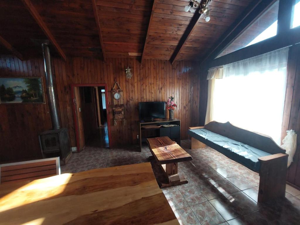 普孔Grandes cabañas的客厅配有沙发和桌子