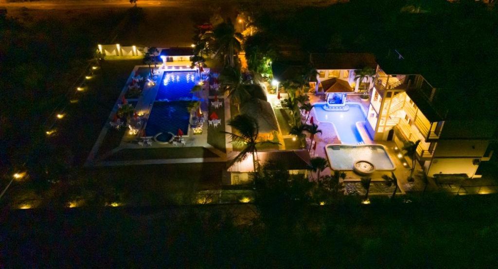 蓬塔查梅Punta Chame Villas的夜晚的空中景色