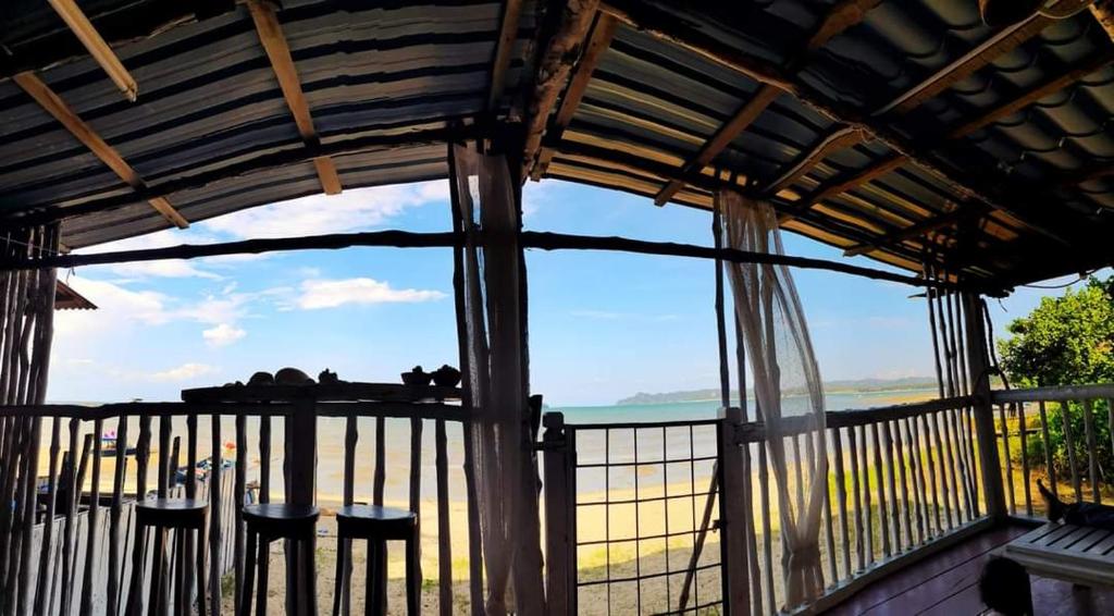 瓜埠Bluewave Sea Out Seaview Homestay的客房设有海景阳台。