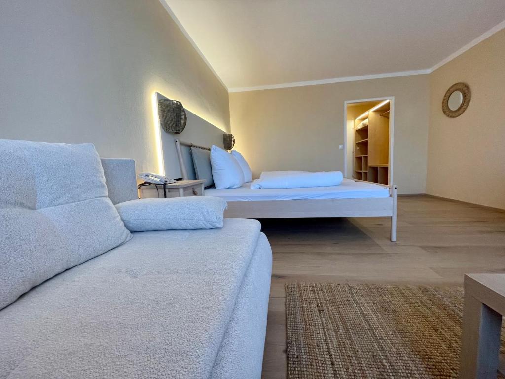 哈尔旺伯格霍夫格兰尔酒店的客厅配有床和沙发