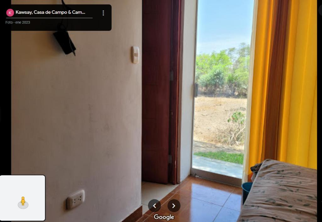 JayancaKawsay, Casa de Campo & Camping的带窗户的客房设有门,享有窗户的景色