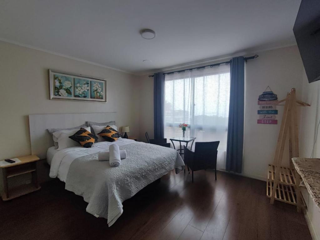 维纳德马Hotel 251的一间卧室配有一张床、一张桌子和一个窗户。
