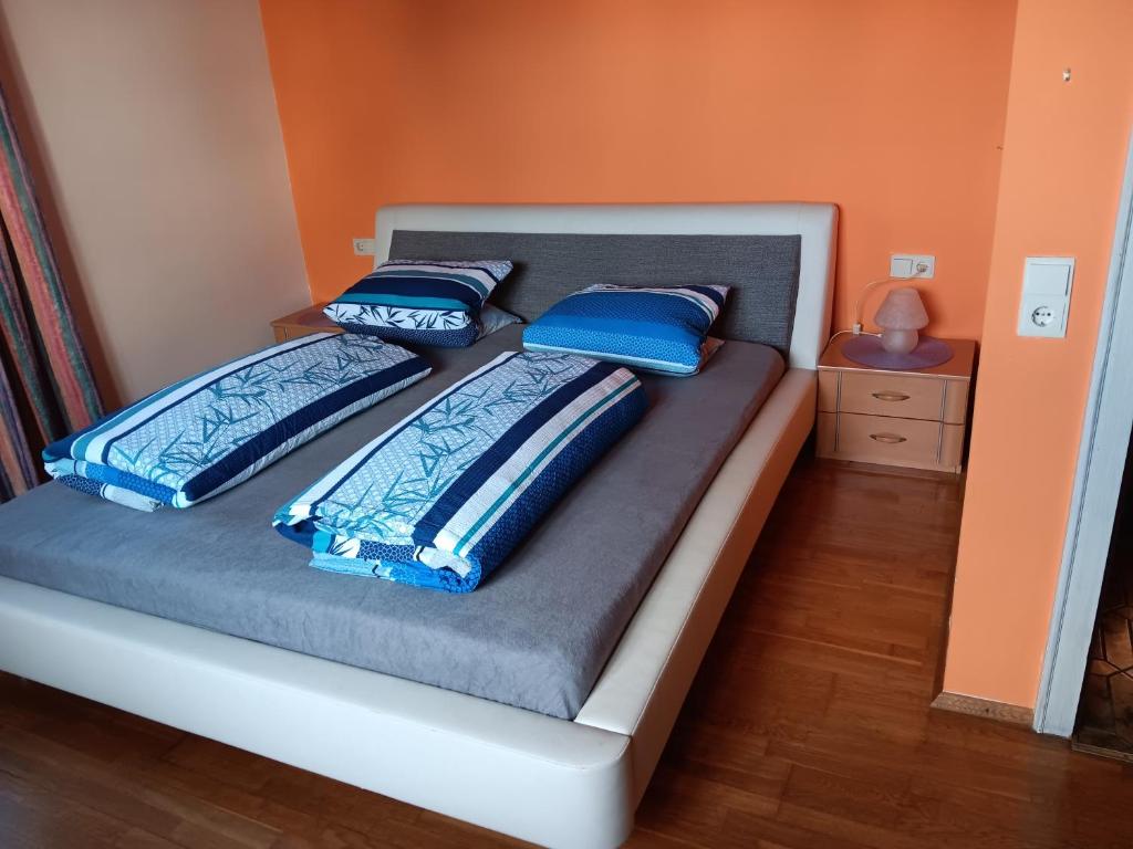 兰克韦尔Ländlezimmer的一张床上有蓝色枕头的睡床