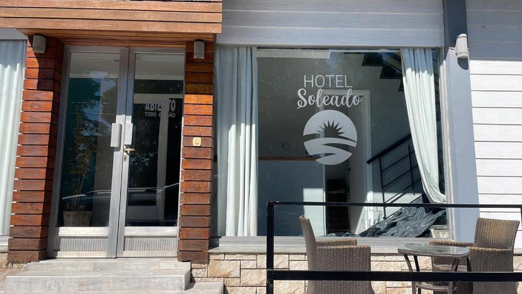 蒙特埃莫索HOTEL SOLEADO MH的上面有酒店服务标志的商店窗口