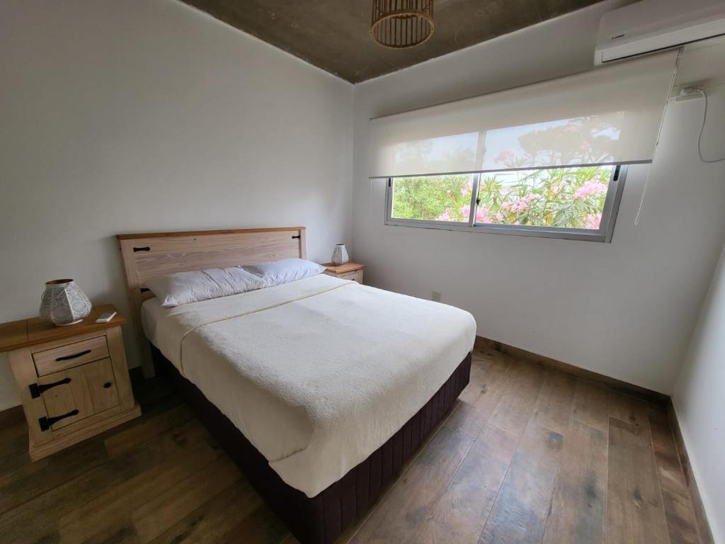 德尔迪阿布罗角MarEz的一间卧室设有一张大床和一个窗户。
