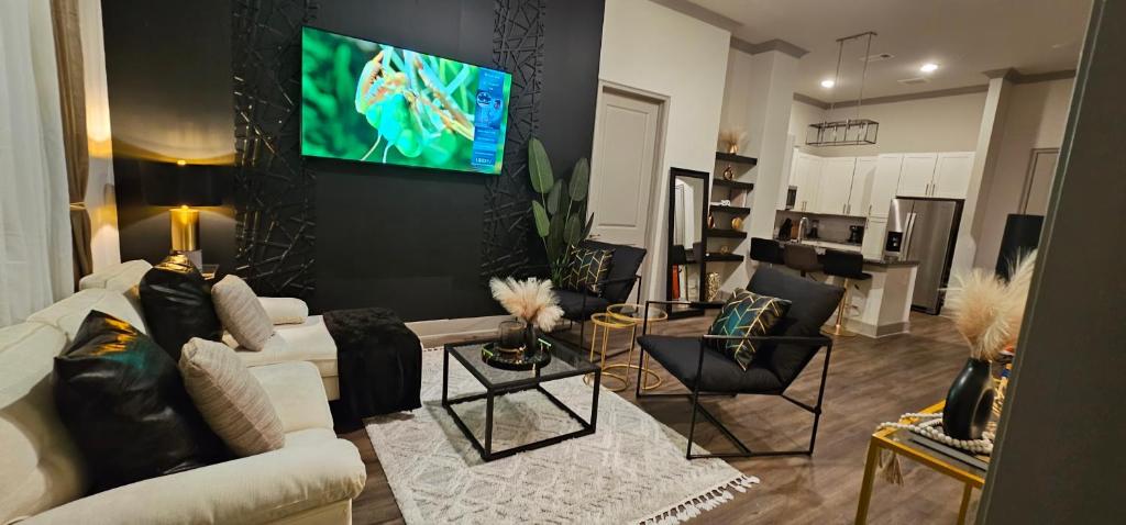 亚特兰大Luxury 2br Apartment (Buckhead)的客厅配有沙发和墙上的电视
