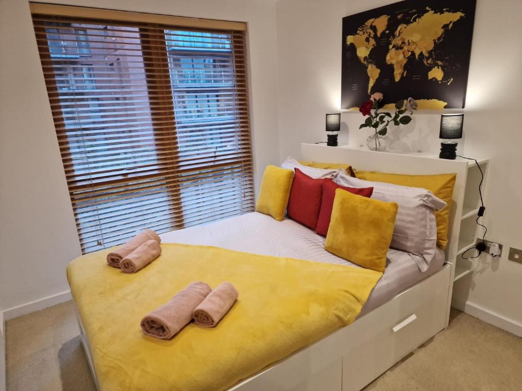 谢菲尔德Luxury Modern Apartment Stay的一间卧室配有黄色和红色枕头的床