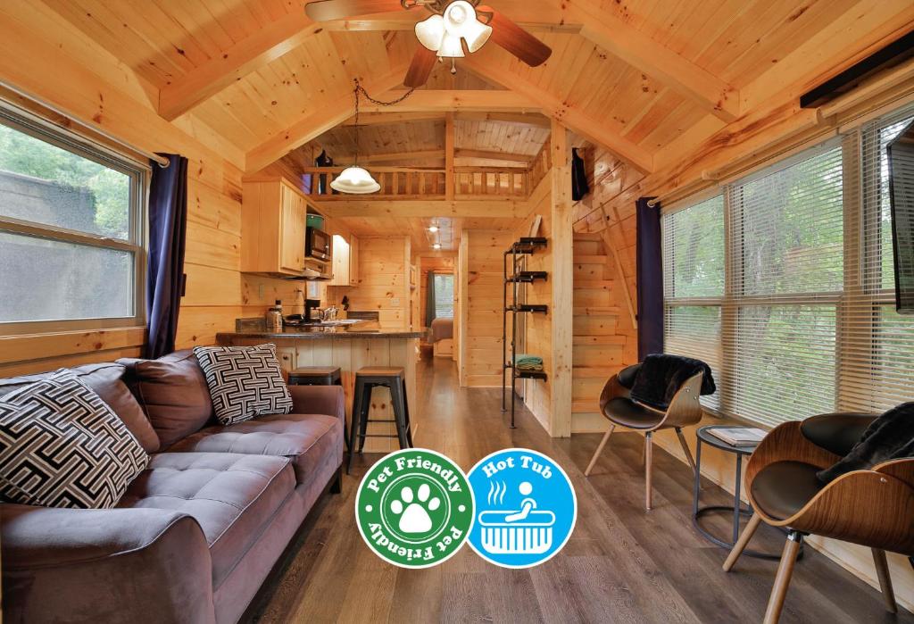 查塔努加Thomas Cabin Forest Tiny Cabin With Hot Tub的小木屋内带沙发的客厅