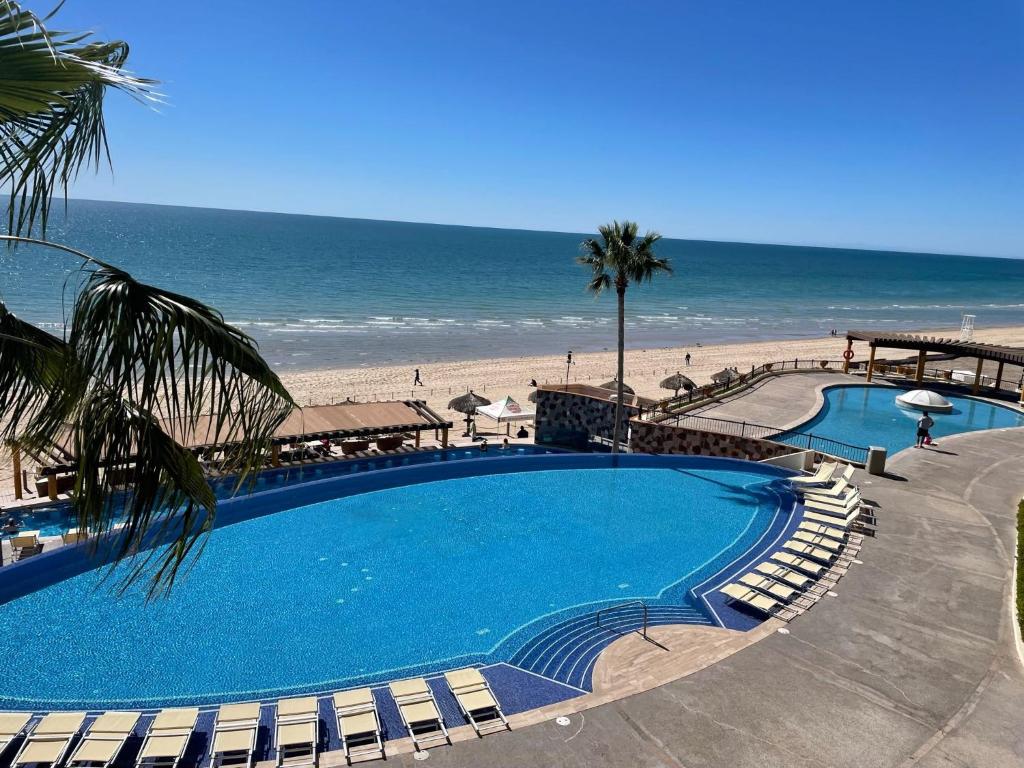 佩尼亚斯科港Sonoran Sky Resort Vista a Playa Azul的海滩旁的大型游泳池