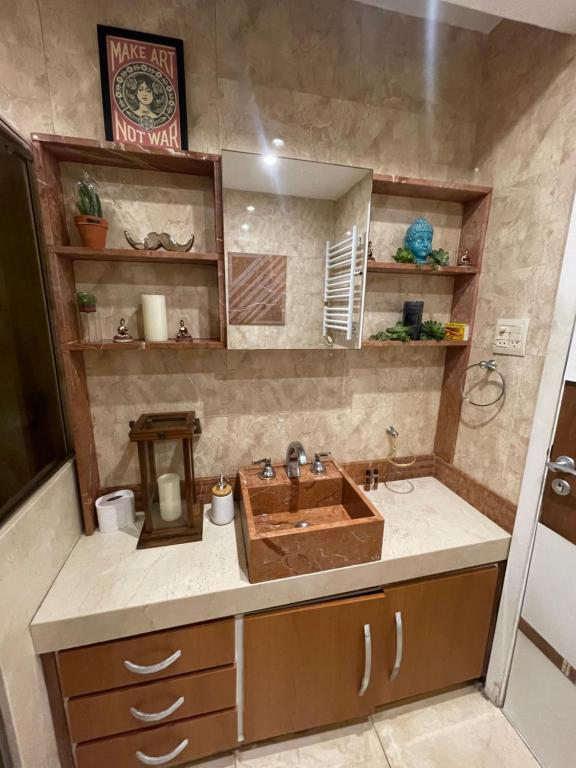 里约热内卢Apartamento Urca的一间带木制水槽和镜子的浴室