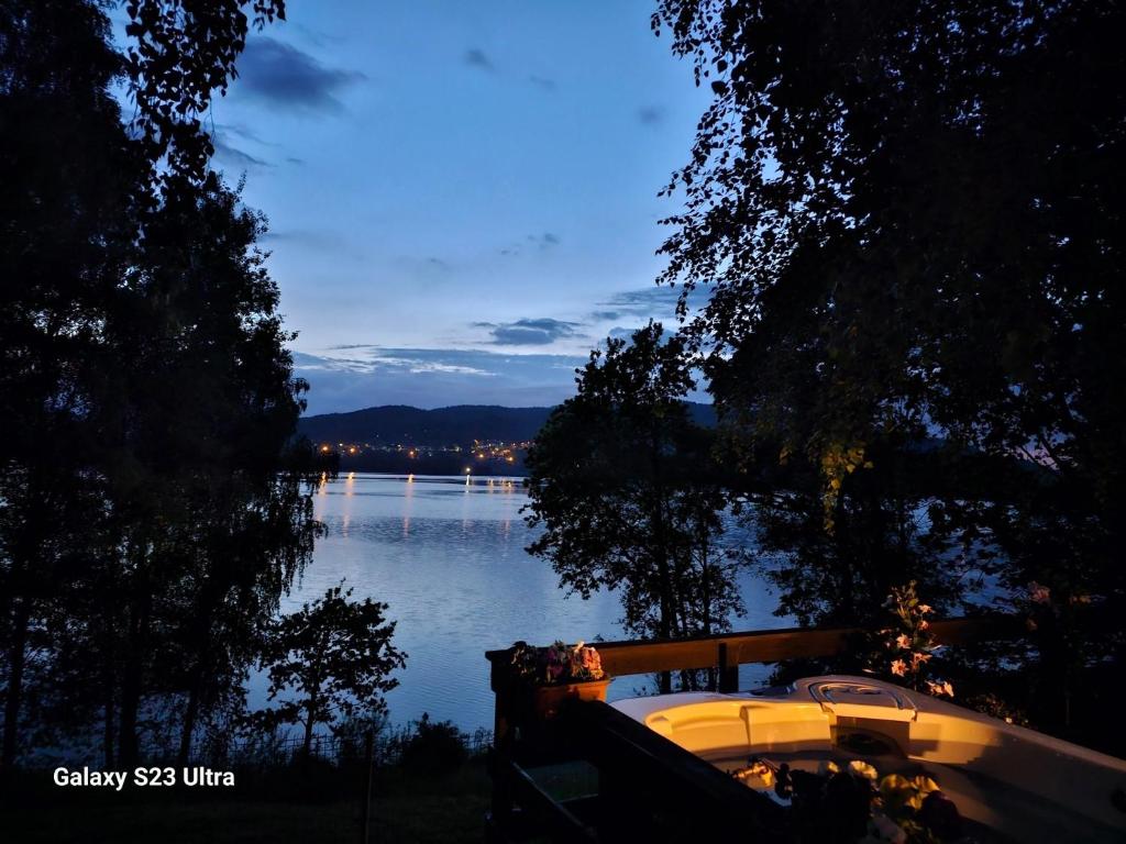 耶维克Dom nad jeziorem的夜间坐在湖上的船