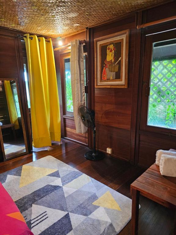 PareaStudio Avea rez-de-chaussée的客厅配有黄色窗帘和地毯。
