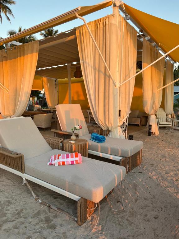 Mano JuanCasa rosada beach front的海滩上的两张帐篷床
