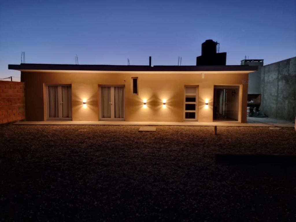 拉斯格路塔斯Casa Silva的夜晚有灯的房屋
