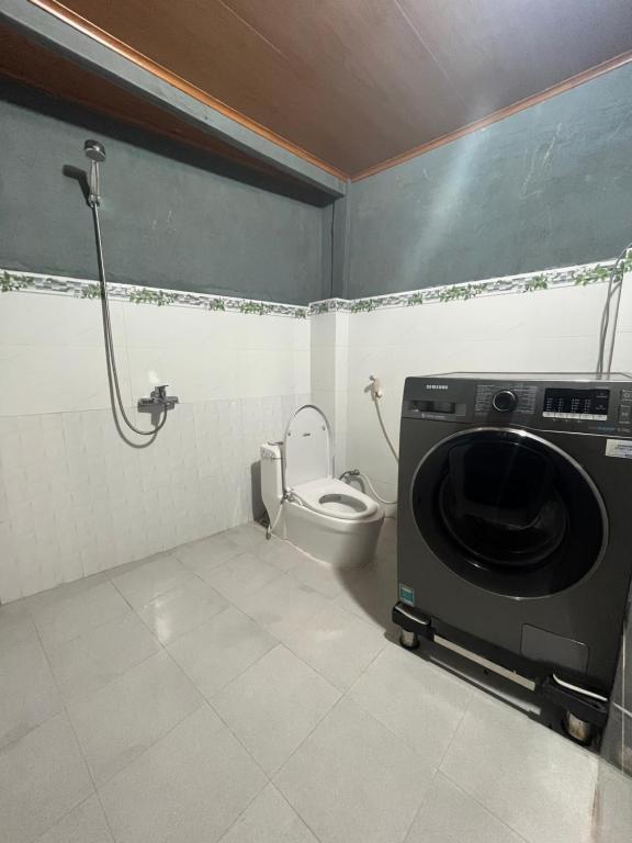 Buôn ÐũngNhà Sàn Bên Suối的一间带洗衣机和卫生间的浴室
