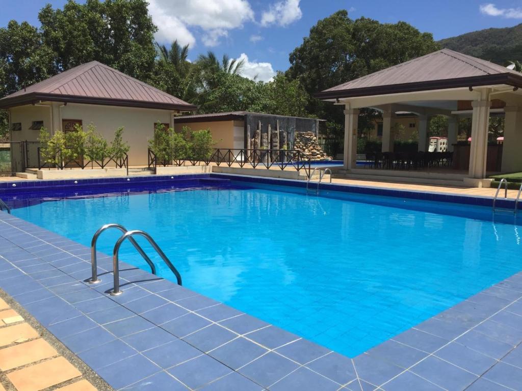 科隆Villa Marilyn Resort and Hotel的蓝色海水大型游泳池